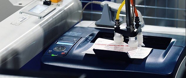 Brazo del Robot de Mujin recogiendo la etiqueta de la impresora