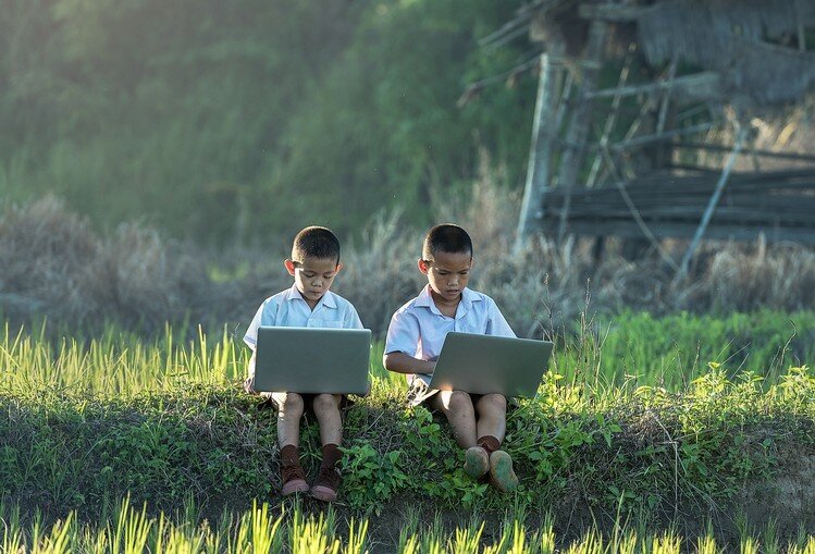 Niños conectados por wifi. Por Gigahertz