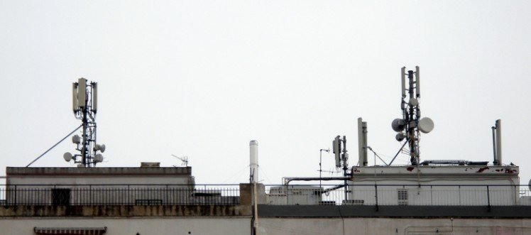 antenas de telefonia en azotea de edificio en REUS